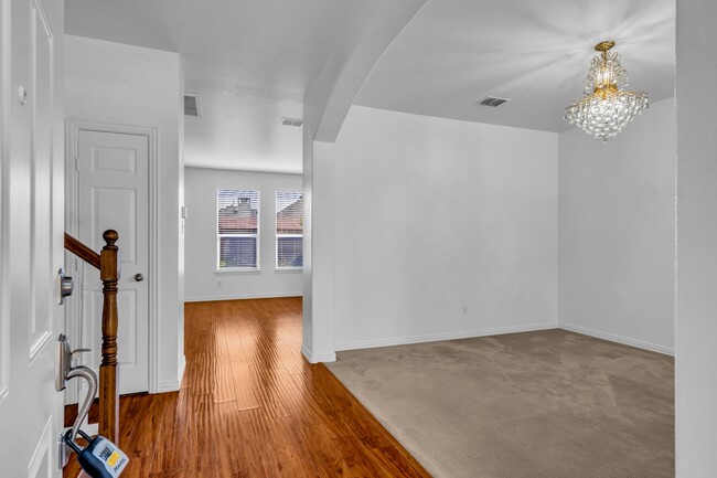 Building Photo - 513 Renee Dr