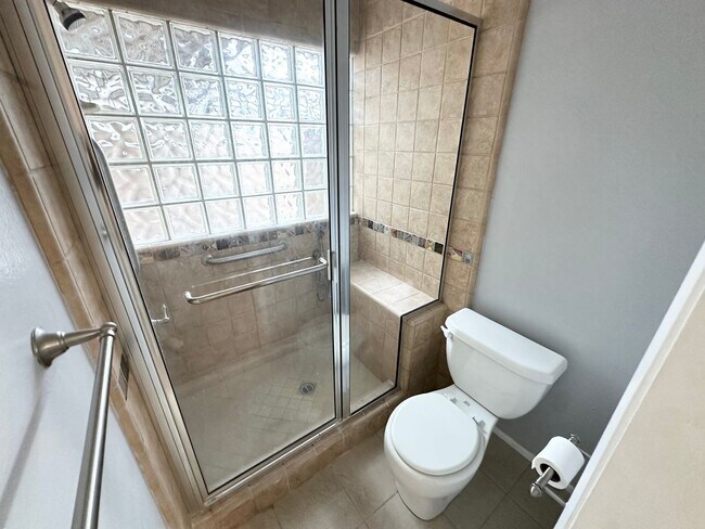 Building Photo - Beautiful 3 bed/2 bath unit in Huntington Beach