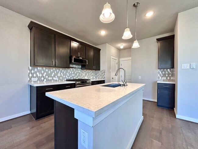 Building Photo - Charming 3 Bed / 2.5 Bath Family Home