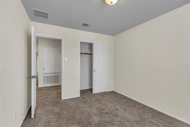 Building Photo - 16100 Hawthorne Heights Trail