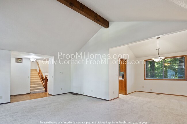 Building Photo - Spacious Tri-level Four Bedroom Home On Qu...