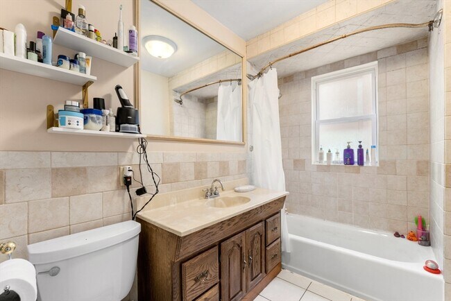 Building Photo - 15 Carney St