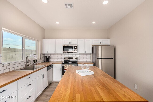 Building Photo - 2746 W Pima St