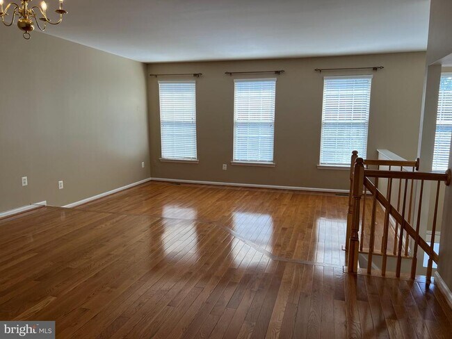 Building Photo - 8818 Royal Doulton Ln