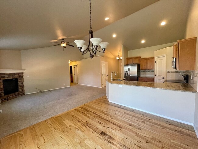 Building Photo - Spacious 3-Bed + Den Home in Hollybrook Su...