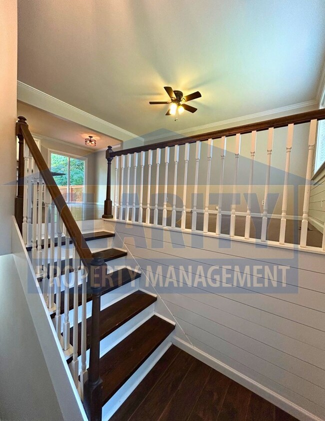 Building Photo - Gorgeous four bedroom home!!