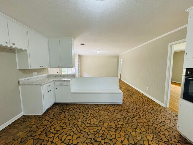 Building Photo - Freshly Renovated 4-Bedroom Retreat!