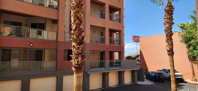 Building Photo - 2 Bedroom recently painted 2nd Floor Condo in Guard Gated Park Avenue!