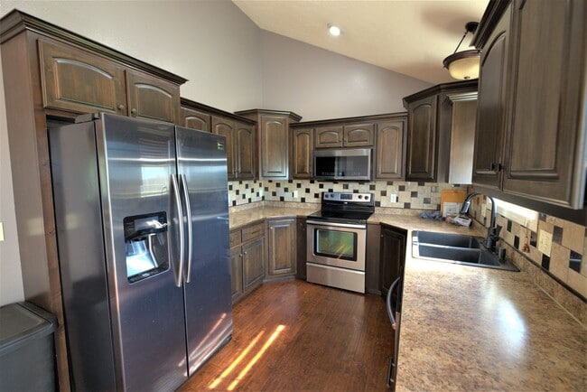 Building Photo - Charming Split Level in Ozark!