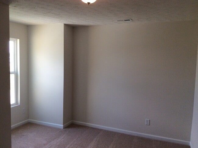 Building Photo - Columbus IN - 3 br with loft