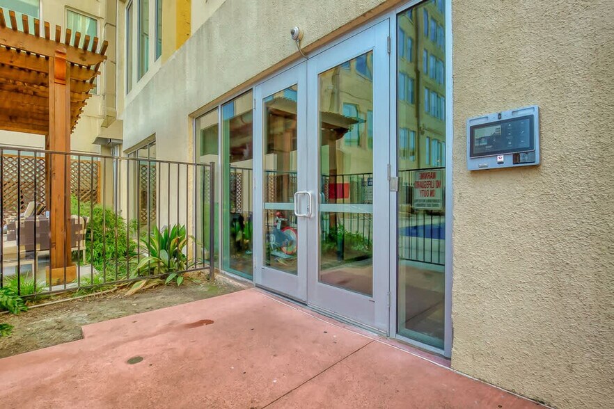 Building Photo - 500 S Ervay St