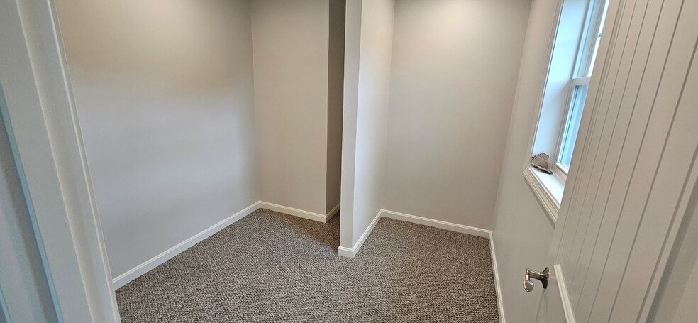 Building Photo - 719 Putnam Pike