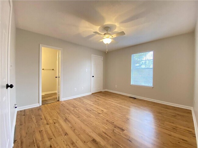 Building Photo - 1880 Lakestone Way
