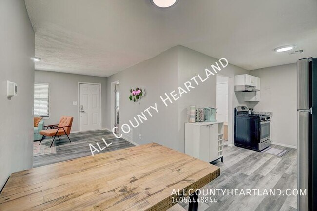 Building Photo - 625 Iowa St