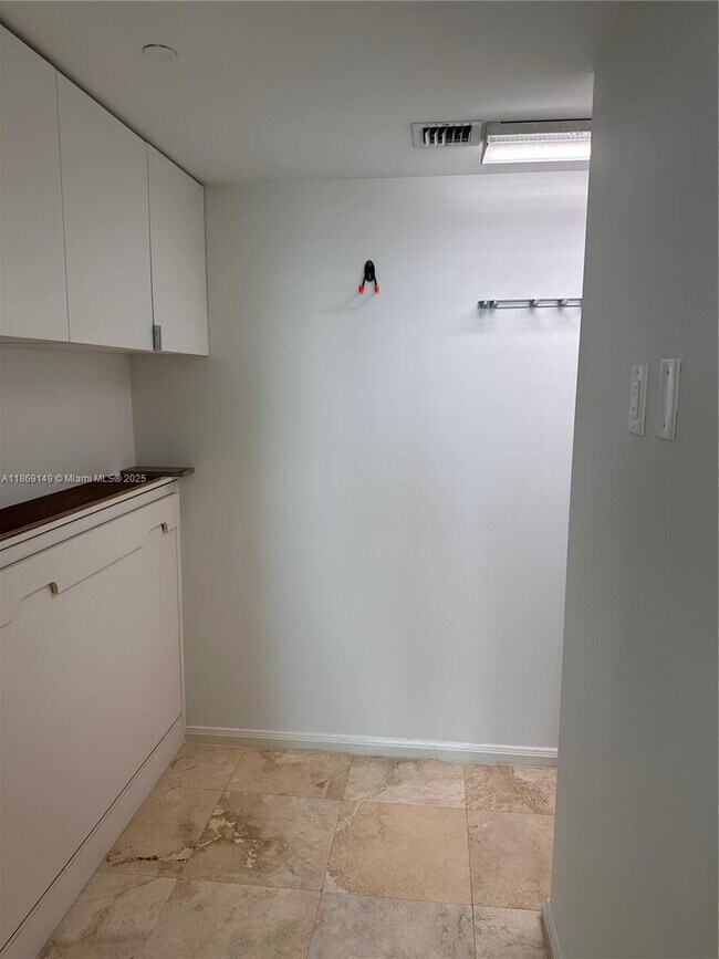 Building Photo - 1643 Brickell Ave