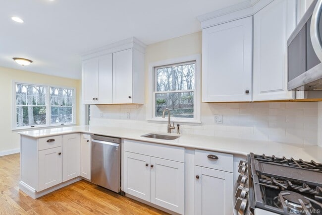 Building Photo - 451 River Rd