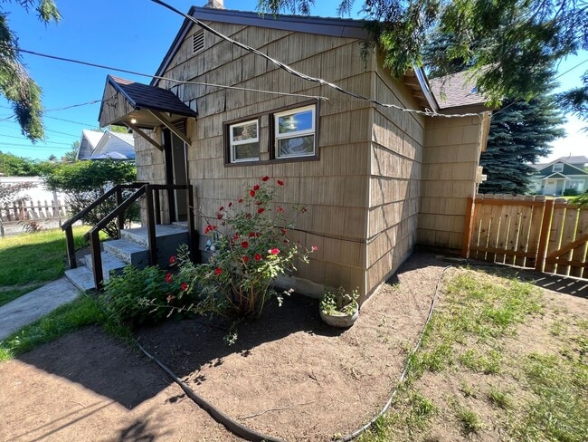 Building Photo - Adorable Shadle Bungalow - 2 Bed, 1 Bath +...