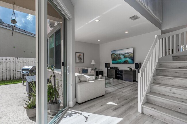 Building Photo - 925 Briar Ridge Rd