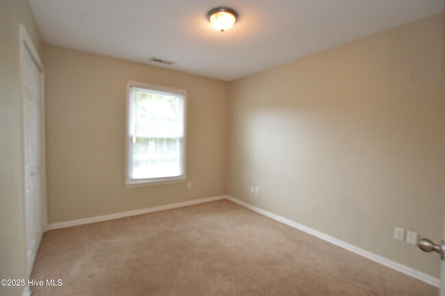 Building Photo - 121 Hunting Green Dr