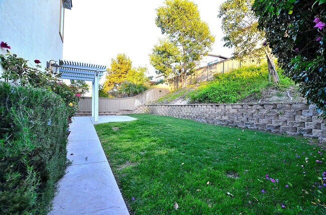 Building Photo - 4Br/3-1/2 bathroom Home