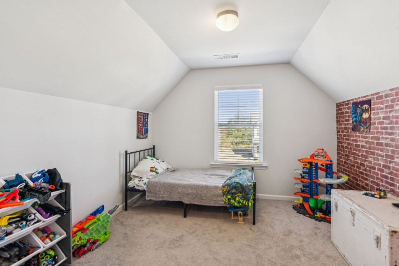 Building Photo - 566 Skye Dr