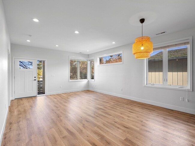 Building Photo - 4 bed/3.5 Bath Townhouse in Richmond Neighborhood, SE Portland