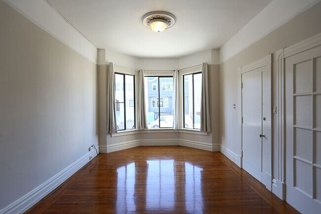 Building Photo - 614 10th Ave