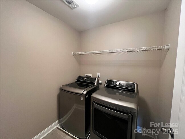 Building Photo - 142 Silverspring Pl