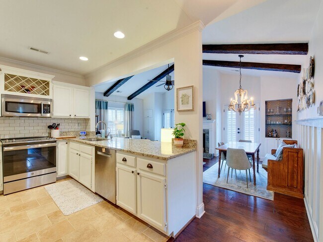 Building Photo - A picture perfect cottage home ready for you with community pool!