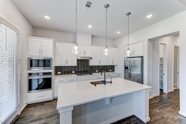 Building Photo - 6570 Scarlet Pond Ln