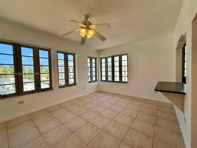 Building Photo - 901 Collins Ave