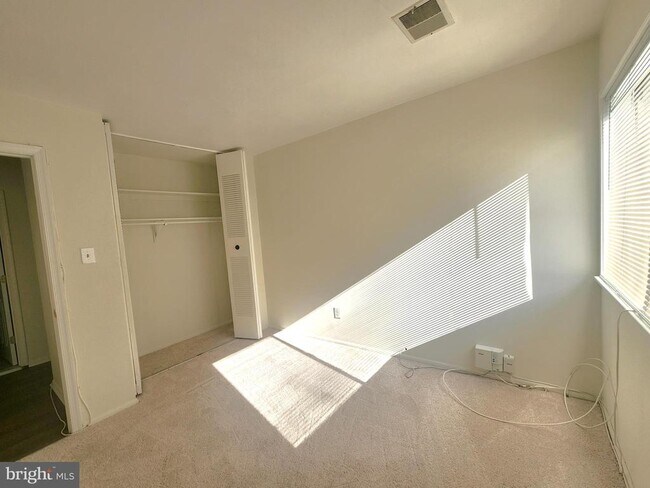 Building Photo - 10244 Prince Pl