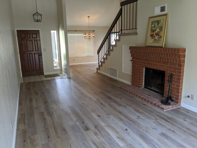Building Photo - LOS GATOS  - Town House with designer upda...
