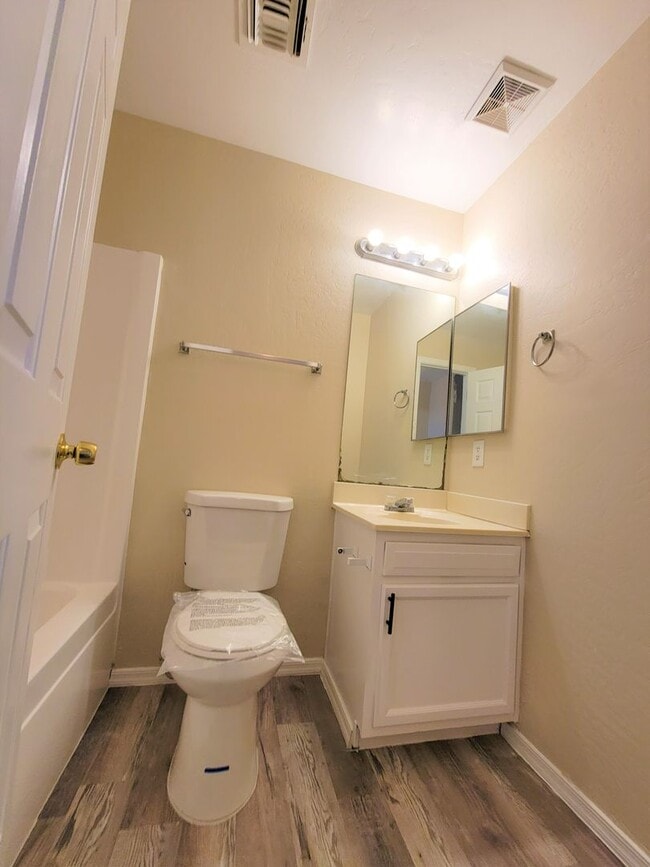 Building Photo - 3 BEDROOM 2 BATH 2 STORY HOME 4 PLEX END  UNIT A FREE RENT OAC