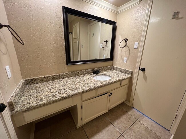 Building Photo - BEAUTIFUL TOWNHOME WITH COMMUNITY POOL AND...