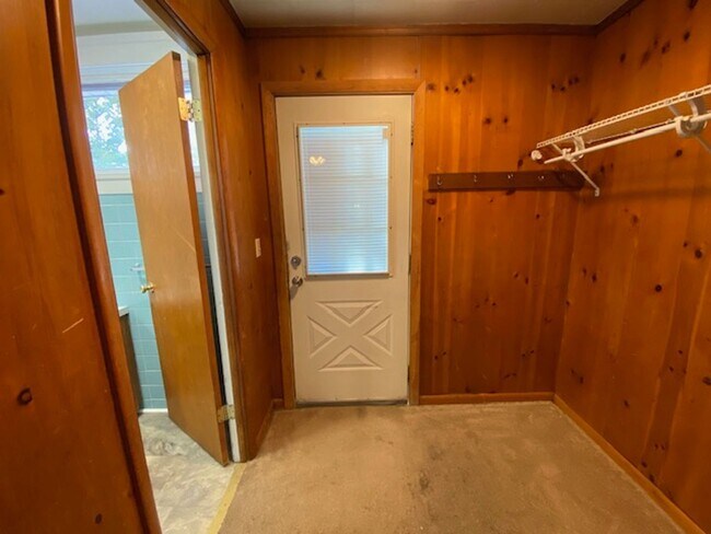 Building Photo - Spacious 3-Bed, 1.5-Bath—Covered Porch & Easy Parking