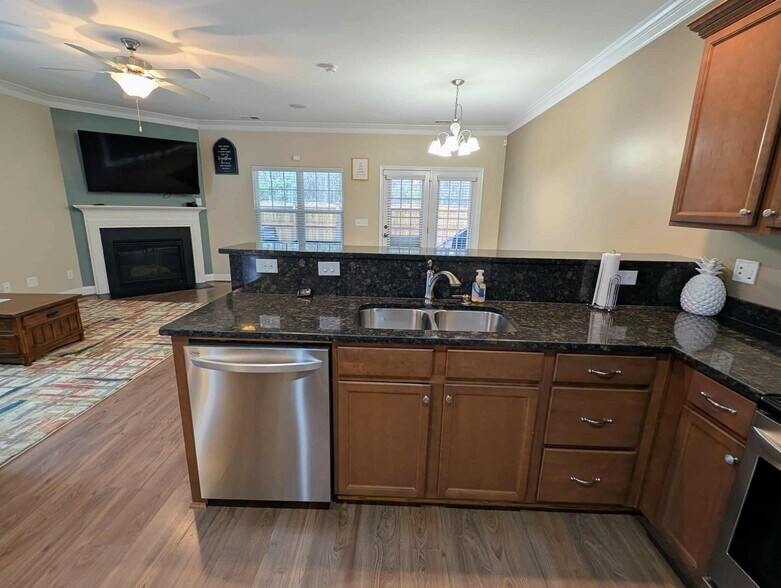 Building Photo - 400 Laurel Leaf Dr