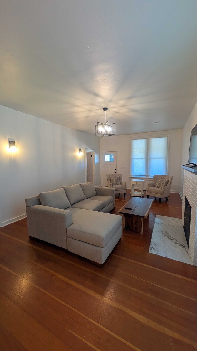 Building Photo - 405 N Cloverdale Blvd