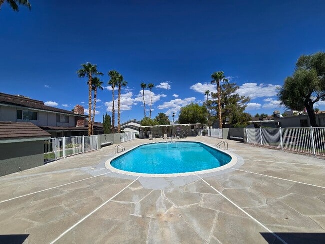 Building Photo - A Fabulous 3 Bedroom Townhome Centrally located.