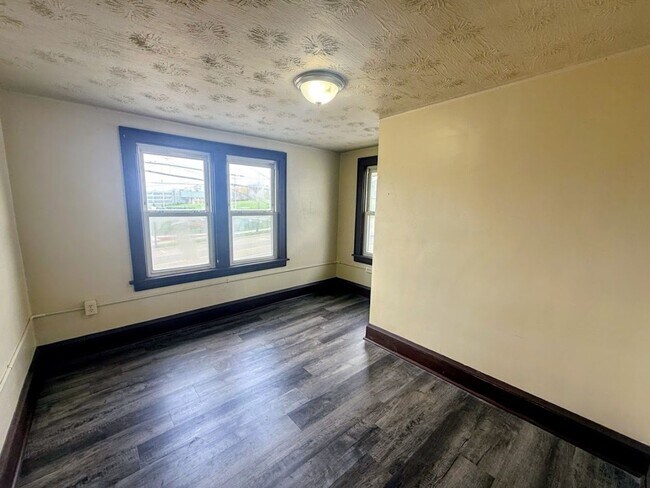 Building Photo - Three bedroom one bathroom home for rent