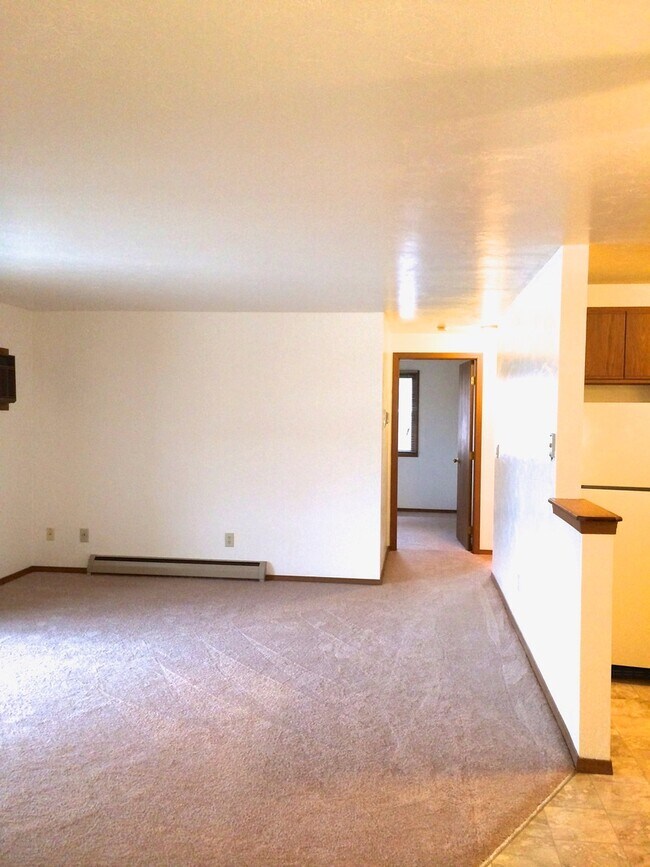 Building Photo - 2 Bedroom Spacious 2nd floor Apartment