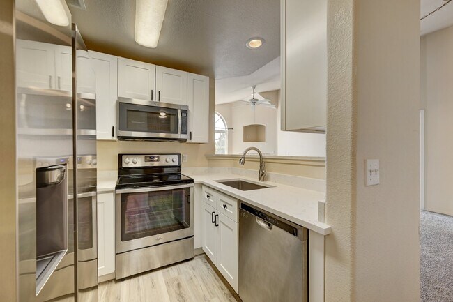 Building Photo - "Charming 2-Bed, 2-Bath Condo Retreat in Centennial"