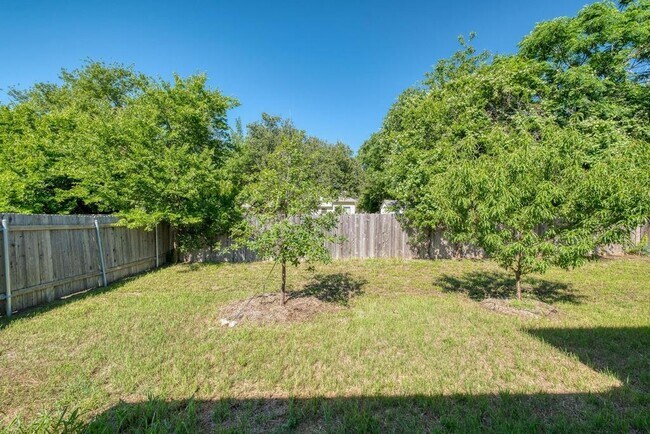 Building Photo - 1303 Ridgewood Dr