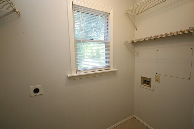 Building Photo - 818 Stillwater Dr