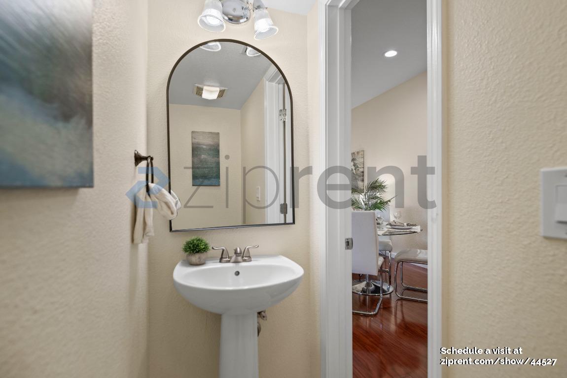 Building Photo - 896 Towne Dr