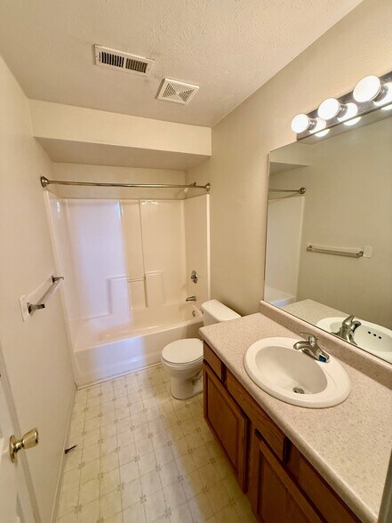 Building Photo - 210 Forest Ln