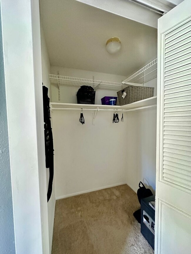 Building Photo - Perfect 3 bed 2 bath with huge fenced back...