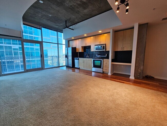 Building Photo - Glass House 1 Bed 1 Bath High Rise Condo w/ Mountain & City Views!!