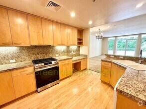 Building Photo - Top-Floor 2-Bedroom, 2-Bathroom Condo in t...