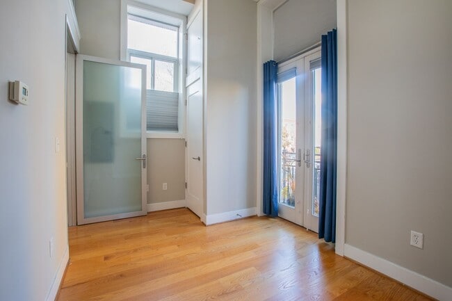 Building Photo - Cozy 1 BR/1 BA Condo in Capitol Hill!